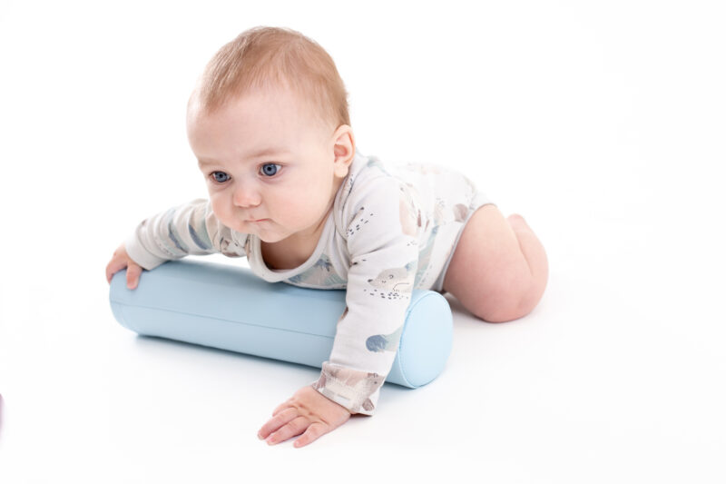 Tommy roller_baby (1) Pehme Tummy roller IGLU – pastelne sinine